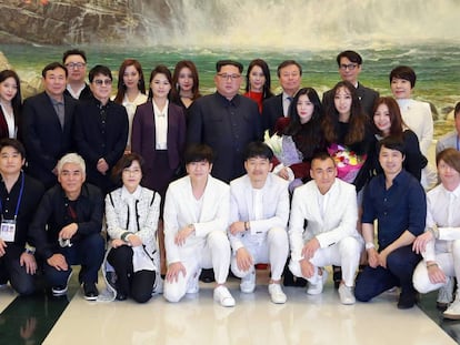 Kim Jong-um posa junto a sua esposa Ri Sol Ju com artistas surcoreanos em Pyongyang  (Coreia do Norte).