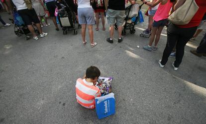 Un niño lee en la Feria del Libro de 2018.