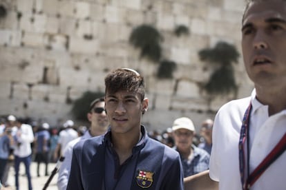 Neymar, en la pared occidental del Muro de las Lamentaciones.