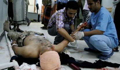 Médicos atienden a un rebelde Huthi herido en Taiz el domingo.