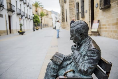 Estatua del poeta Antonio Machado en Baeza.