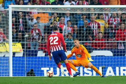 Morata dribla a Rubén para marcar el segundo gol.
