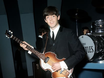 Paul McCartney junto a la guitarra perdida durante un ensayo en Liverpool, en 1963.