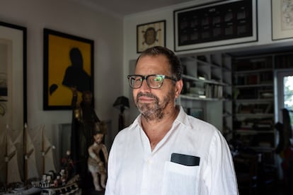 El escritor Patricio Fernández durante una entrevista en su casa en Santiago, Chile.