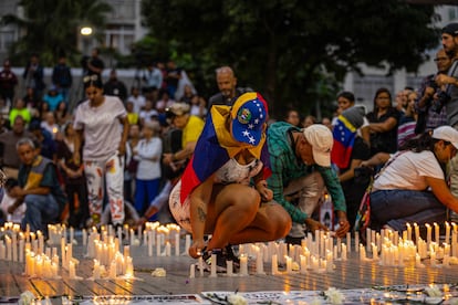 Venezolanos participan en una vigilia en honor a los presos políticos en Caracas, Venezuela, el 8 de agosto de 2024.