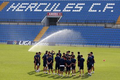 Charla durante un entrenamiento del Hércules.
