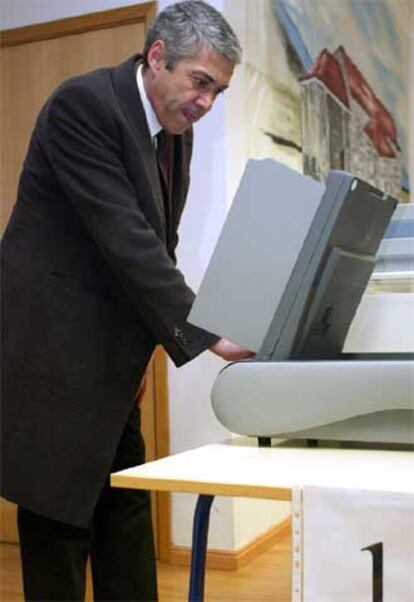 El socialista José Socrates, máximo favorito para el triunfo, registra su voto electrónico en las legislativas de Portugal.