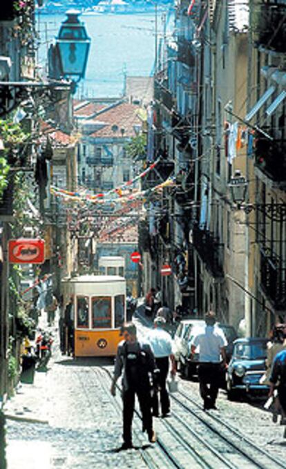 El funicular de Bica une el Barrio Alto con la zona de la estación de Cais do Sodre, en Lisboa.