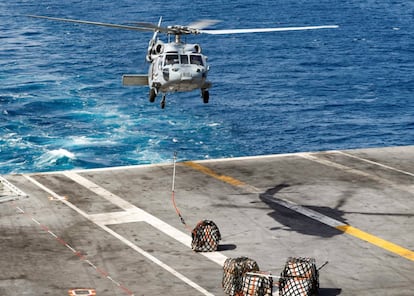 El helicóptero 'Sea Hawk' transporta carga desde el buque de combate rápido de apoyo al portaaviones estadounidense 'Abraham Lincoln', durante una reposición en el mar Arábigo, el 19 de mayo de 2019.