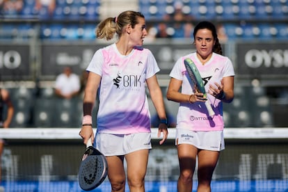 Las jugadoras Ariana Sánchez y Paula Josemaría durante su partido este jueves en Valladolid.