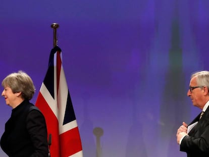 Theresa May e Jean-Claude Juncker, em Bruxelas