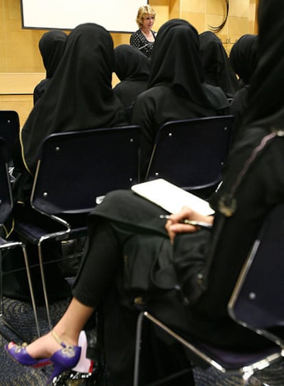 Aguirre pronuncia una conferencia sobre mujeres y liderazgo en la Universidad de Zayed.