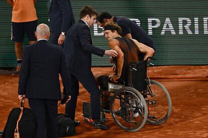 El tenista alemán recibe asistencia y abandona la cancha en silla de ruedas.