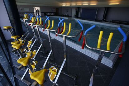 La piscina interior con bicicletas estáticas.