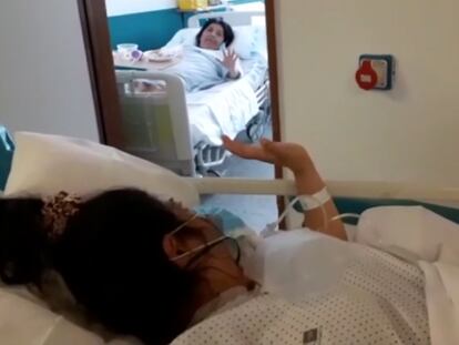 Dos pacientes de coronavirus, madre e hija, se reencuentran en el hospital 12 de Octubre.
