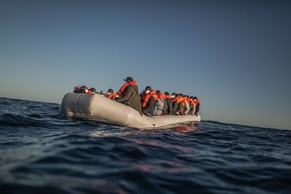 Un grupo de 45 migrantes queda a la deriva en aguas internacionales tras haber huido de Libia. Desde 2015, tanto el Astral como el Open Arms —buque insignia— han recorrido 100.000 millas y han rescatado a más de 61.000 personas. El bote hinchable es avistado por el personal humanitario del Astral.