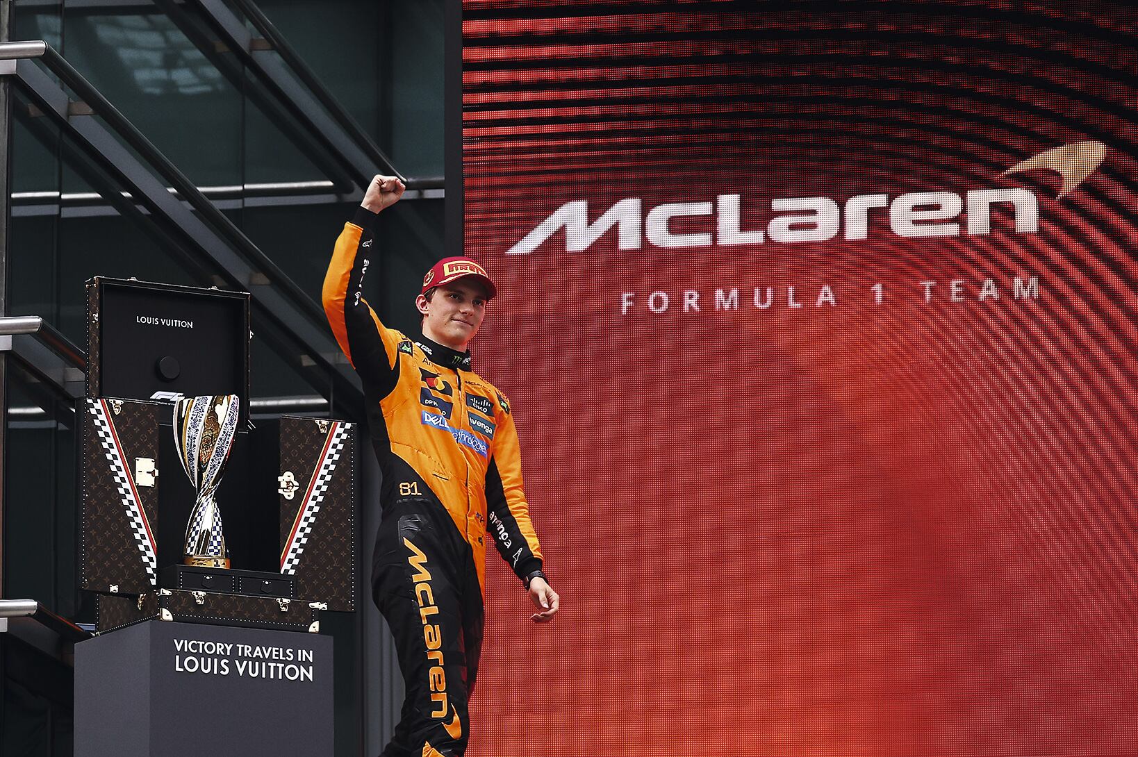 Lando Morris, piloto de McLaren, posa con el trofeo del Louis Vuitton Australian Gran Prix.