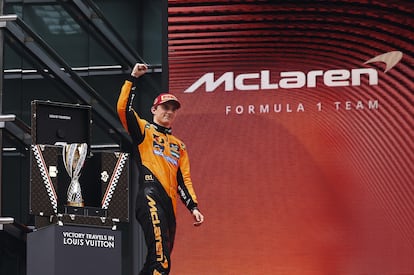 Lando Morris, piloto de McLaren, posa con el trofeo del Louis Vuitton Australian Gran Prix.
