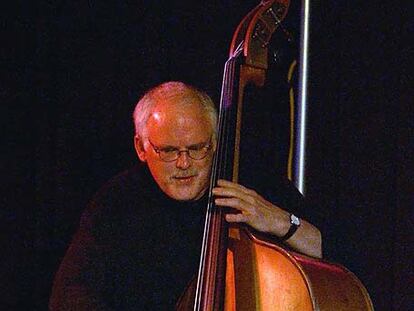 Dennis Irwin, durante un concierto en 2003.