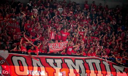 Aficionados del Olympiacos en las gradas del Stark Arena de Belgrado. AP