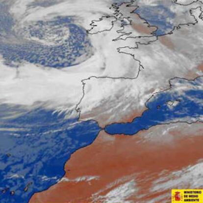 Imagen tomada ayer por el Instituto Nacional de Meteorología en la que se aprecia una profunda borrasca al noroeste de la Península.