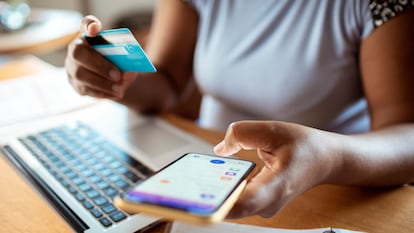 Mujer comprando mediante el móvil.