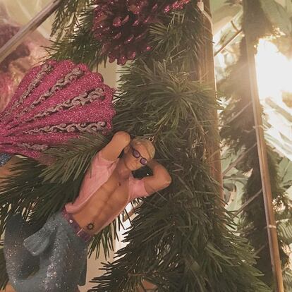 Solo alguien como Lady Gaga podría incluir un Ken sireno en su árbol de Navidad.