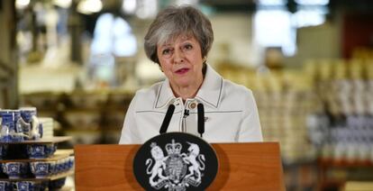 La primera ministra británica, Theresa May, durante un discurso este lunes en una fábrica en Stoke-on-Trent (norte del país).