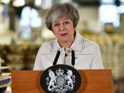 La primera ministra brit&aacute;nica, Theresa May, durante un discurso este lunes en una f&aacute;brica en Stoke-on-Trent (norte del pa&iacute;s). 