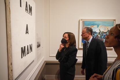 La vicepresidenta Kamala Harris, en abril pasado, ante 'Untitled (I Am a Man)', de Glenn Ligon.