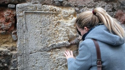 La inscripción romana de la calle de la Mercería de Tarragona, una de las afectadas por los ataques con cemento.
