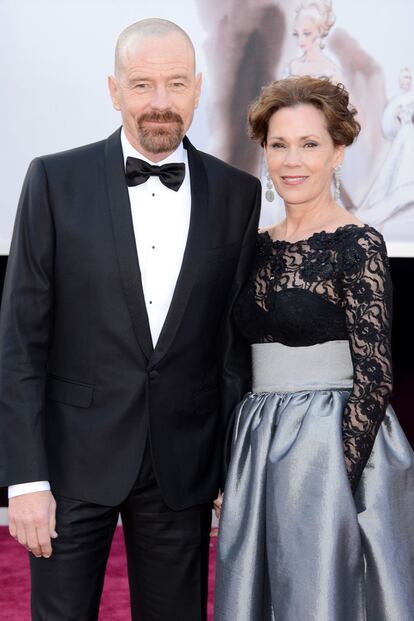 Bryan Cranston (Argo), con pajarita, acudió acompañado por su mujer, muy sugertente con transparencias.