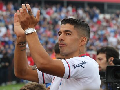 Luis Suárez saluda a los aficionados de Nacional en una visita a Montevideo este verano.