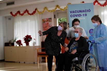 Josefa Pérez, 89, was the first person to be vaccinated in Catalonia. 