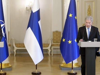El presidente de Finlandia y el secretario general de la OTAN en Helsinki en octubre de 2021