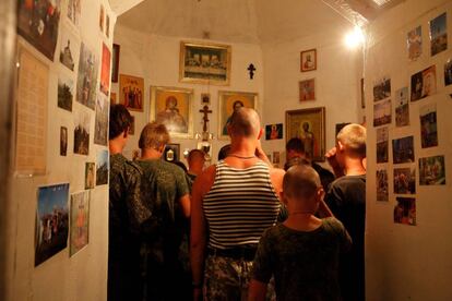 Miembros del club patriótico militar 'Patriot' de la ciudad de Evpatoria en Crimea, rezan en una capilla antes de irse a la cama, durante una visita a la base del club militar patriótico 'Caballeros rusos', en el pueblo de Sengileyevskoye (Rusia), el 3 de agosto de 2017.