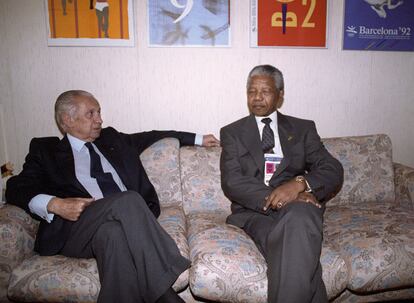 Juan Antonio Samaranch, presidente del Comité Olímpico Internacional, y el presidente del Congreso Nacional Africano, Nelson Mandela, el 24 de julio de 1992 en Barcelona.