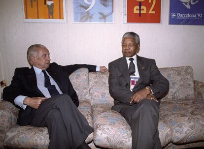 Juan Antonio Samaranch, presidente del Comité Olímpico Internacional, y el presidente del Congreso Nacional Africano, Nelson Mandela, el 24 de julio de 1992 en Barcelona.
