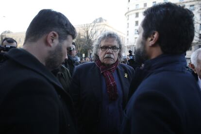 Desde la izquierda, el diputado de ERC, Gabriel Rufián; el portavoz de ERC en el Congreso de los Diputados, Joan Tardà, y el presidente del Parlament de Cataluña, Roger Torrent, conversan frente al Tribunal Supremo antes del juicio.