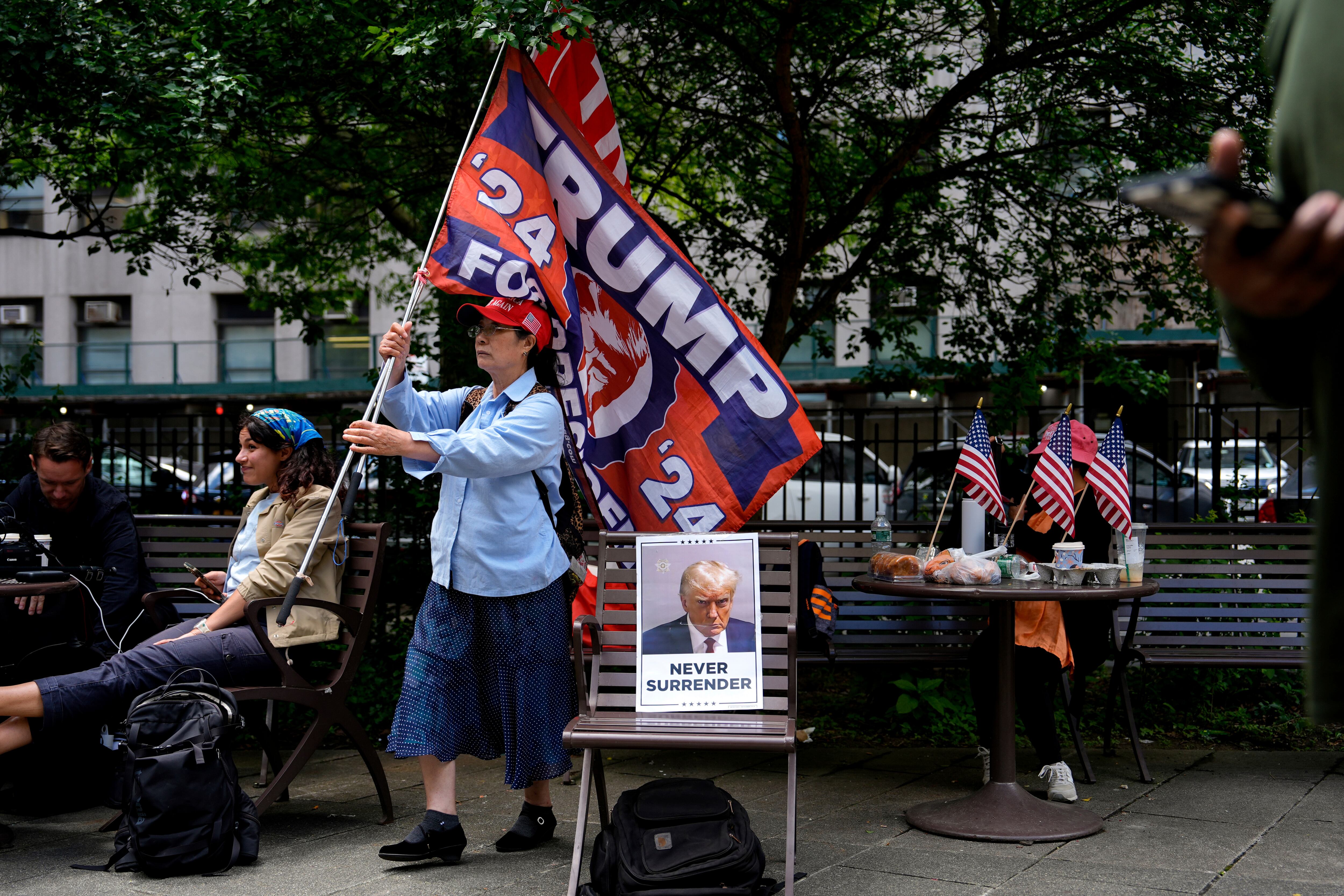 Simpatizantes del expresidente afuera de la Corte de Nueva York, este 30 de mayo.