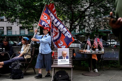 Supporters of the former president outside the New York Court, this May 30.