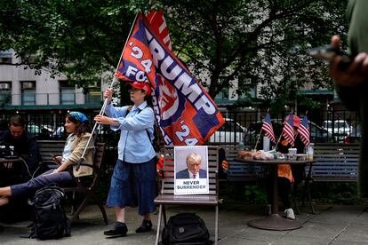 Simpatizantes del expresidente afuera de la Corte de Nueva York, este 30 de mayo.