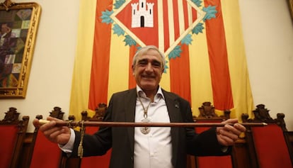 Alfredo Vega sostiene la vara de alcalde.