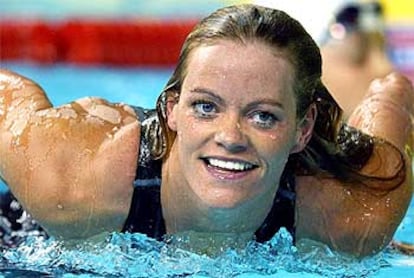 Inge de Bruijn sale del agua tras conquistar el oro en los 50 metros mariposa.