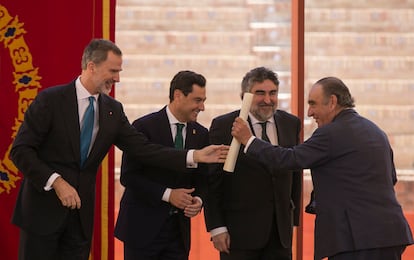 Ricardo Gallardo recibe del Rey Felipe VI el trofeo a la mejor ganadería de la Feria de Abril de 2019, en presencia del presidente andaluz, Juanma Moreno, y el entonces ministro de Cultura, José Manuel Rodríguez Uribes.