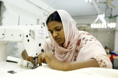 Una superviviente del Rana Plaza cose en un taller creado para emplear a las víctimas.
