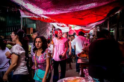 Marisol, en el mercado de Juchitán, donde regenta una humilde botana (taberna al aire libre).