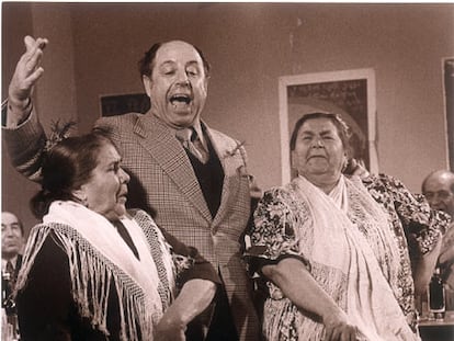 Antonio Mairena, durante una actuación en 1973 junto a María <b><i>La Chicharrona </b></i>y Tía Juana <b><i>La del Pipa.</b></i>