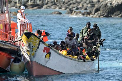 Inmigrantes rescatados el día 25 por Salvamento Marítimo, a su llegada a El Pinar, en la isla de El Hierro.