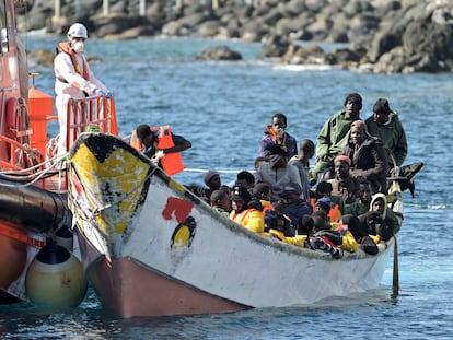 Inmigrantes rescatados el día 25 por Salvamento Marítimo, a su llegada a El Pinar, en la isla de El Hierro.